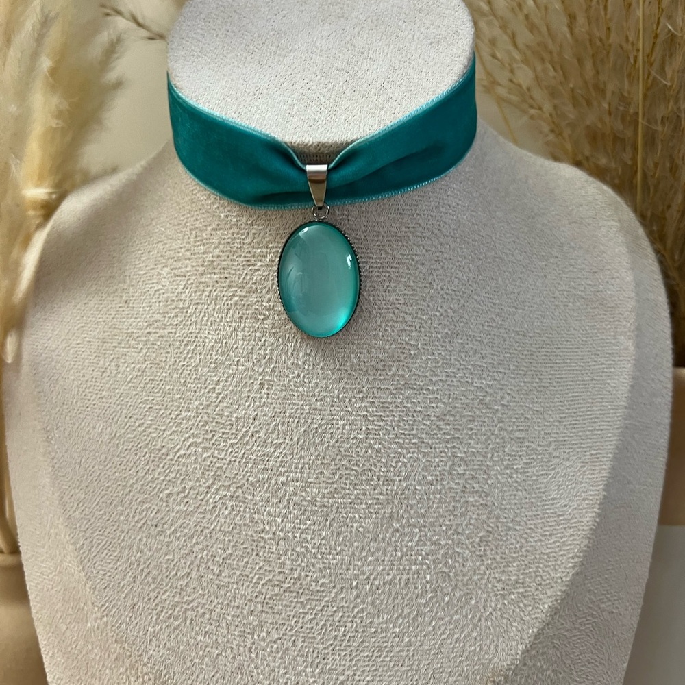 Handmade Po-Of-Color Statement Velvet Choker: Retro Choker Resin Pendant - Picture 10 of 16